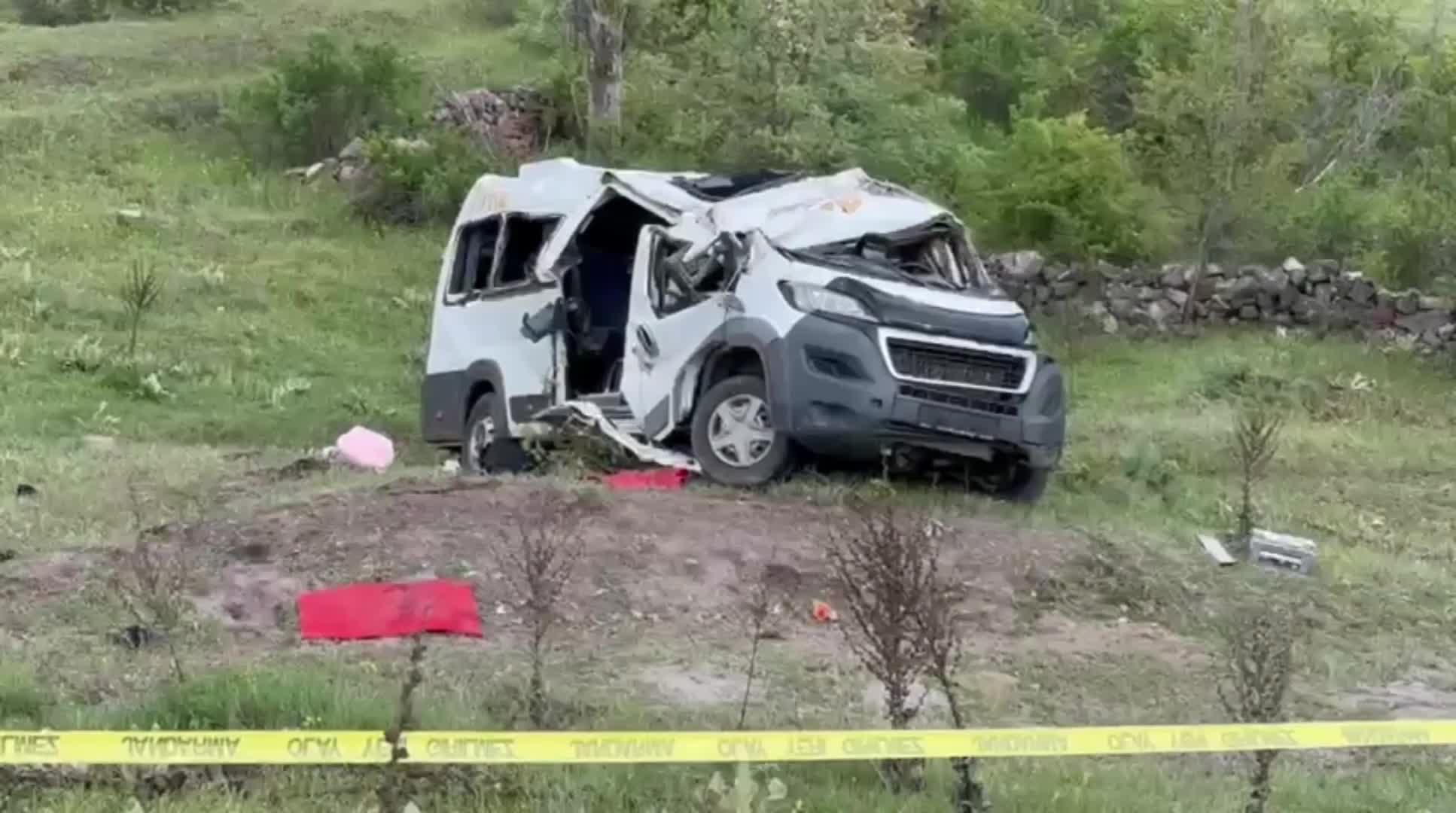Yozgat’ta öğrenci servisi devrildi: 2’si öğrenci 3 kişi öldü, 7 öğrenci yaralandı