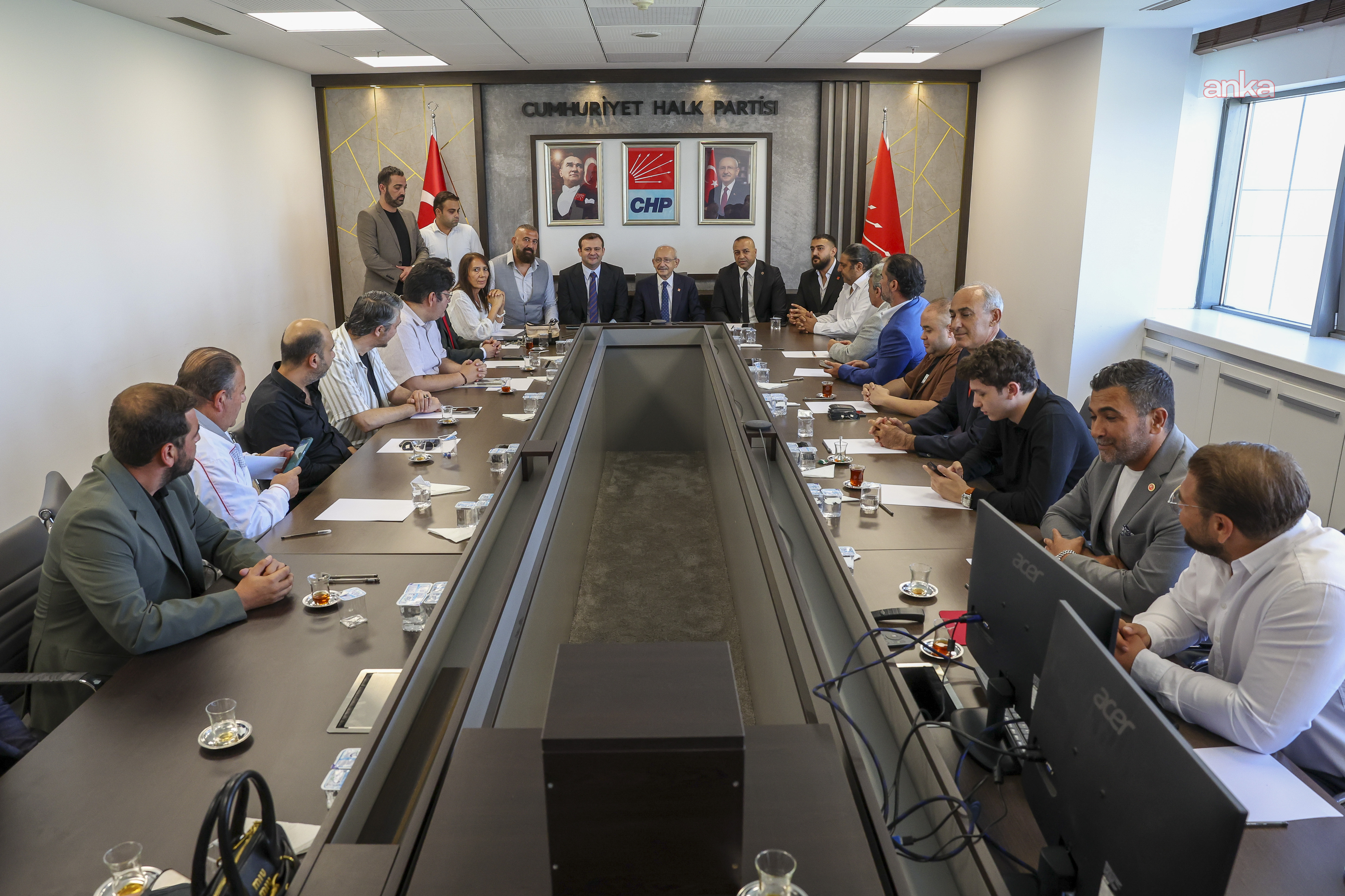 CHP Genel Başkanı Kemal Kılıçdaroğlu, partisinin Spor Kurulu Yönetim Kurulu üyeleriyle bir araya geldi