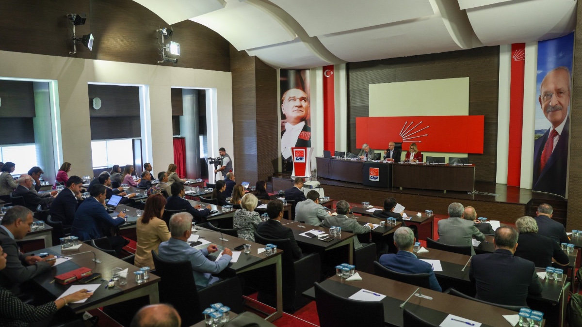 CHP'de Parti Meclisi toplantısı: Özgür Özel'i destekleyen 28 üye PM'den istifa etti