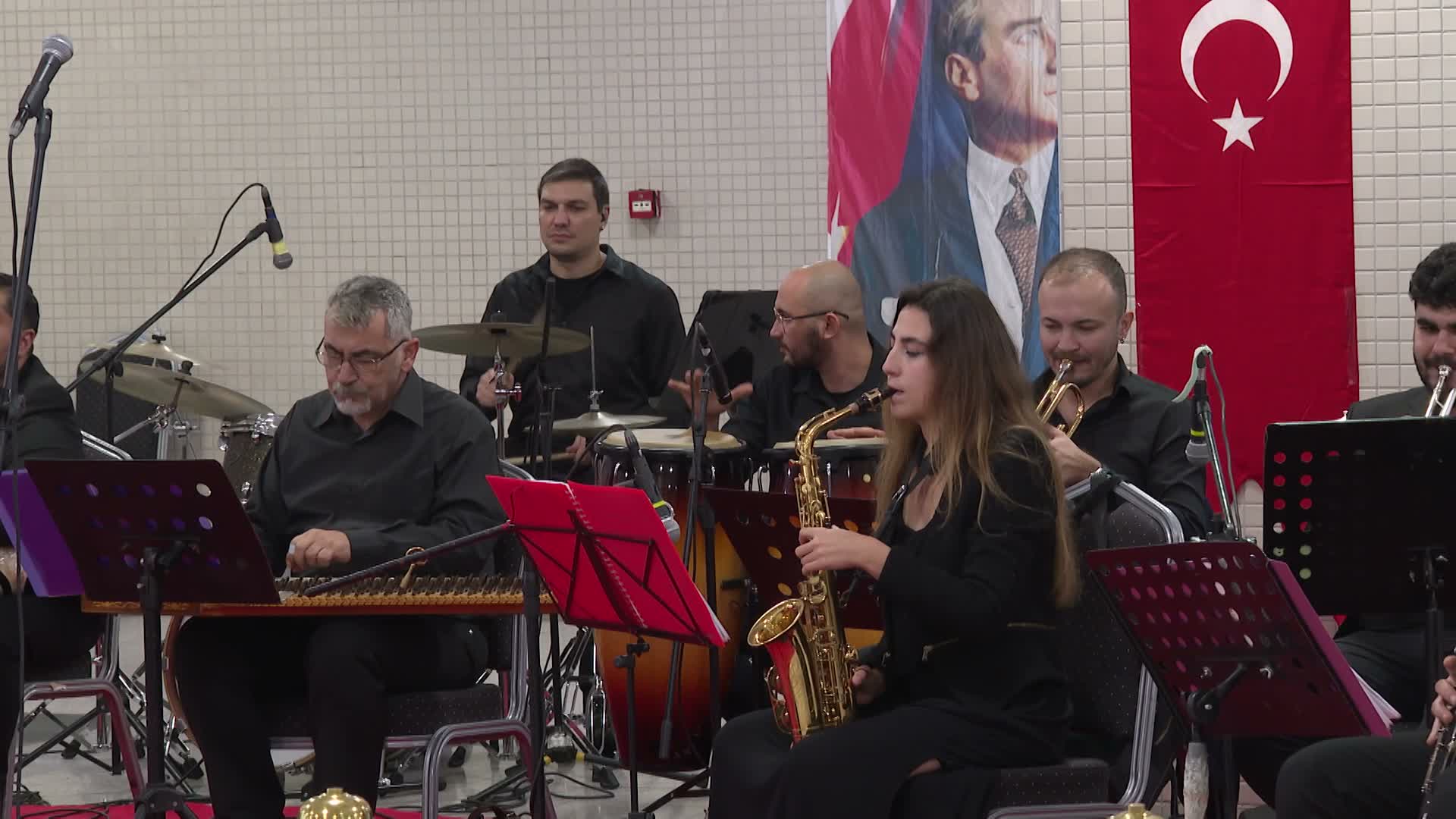 İzmir Metrosu’nda Cumhuriyet Bayramı konserle kutlandı