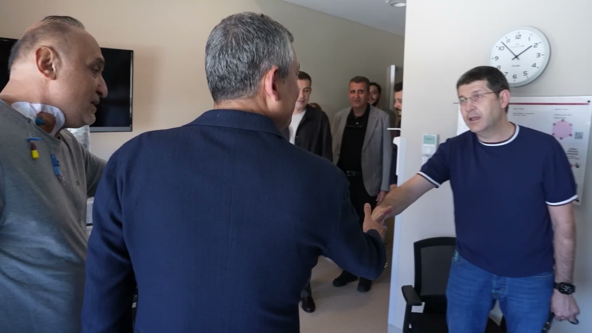 Özgür Özel, bıçaklı saldırıda yaralanan milletvekili Melih Meriç'i ziyaret etti