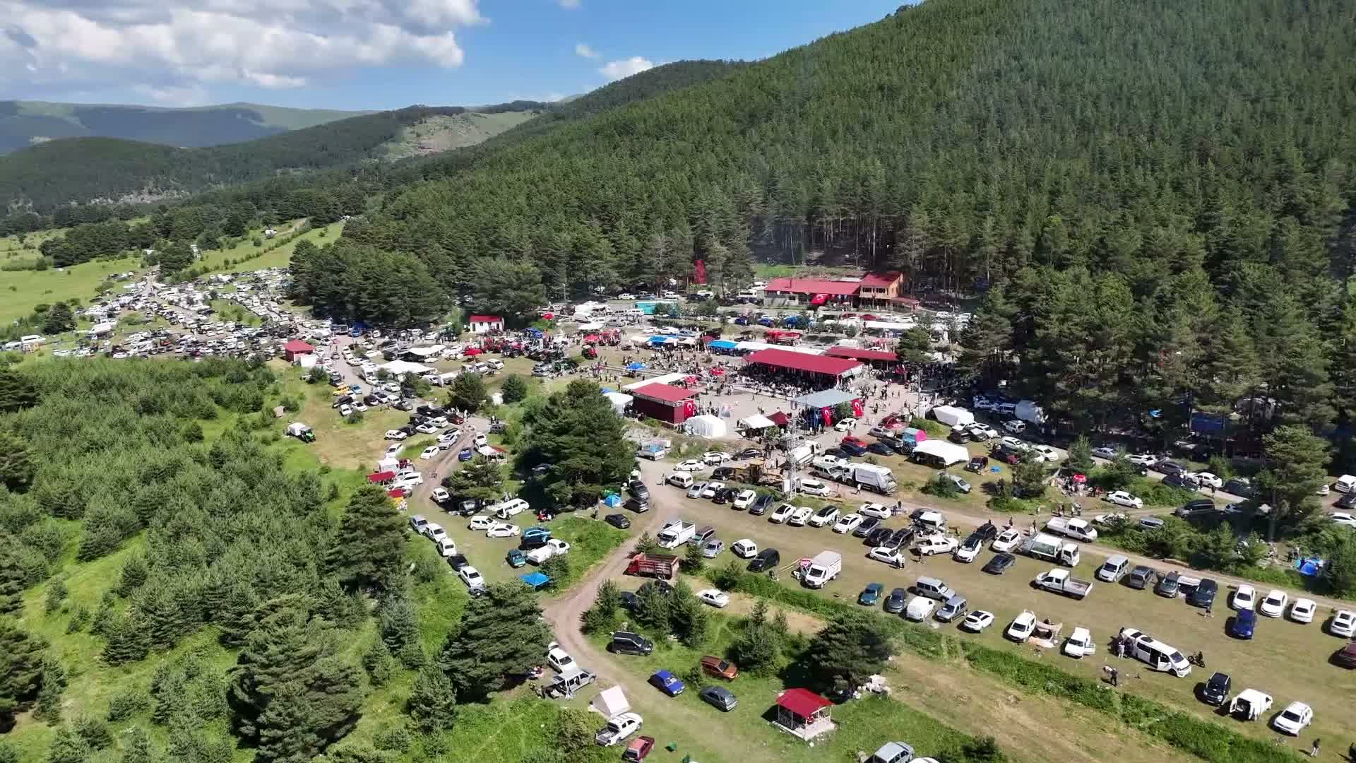 Şenkaya Bal Festivali için 20 bin kişi Şirankes Mesire Alanı'nı doldurdu