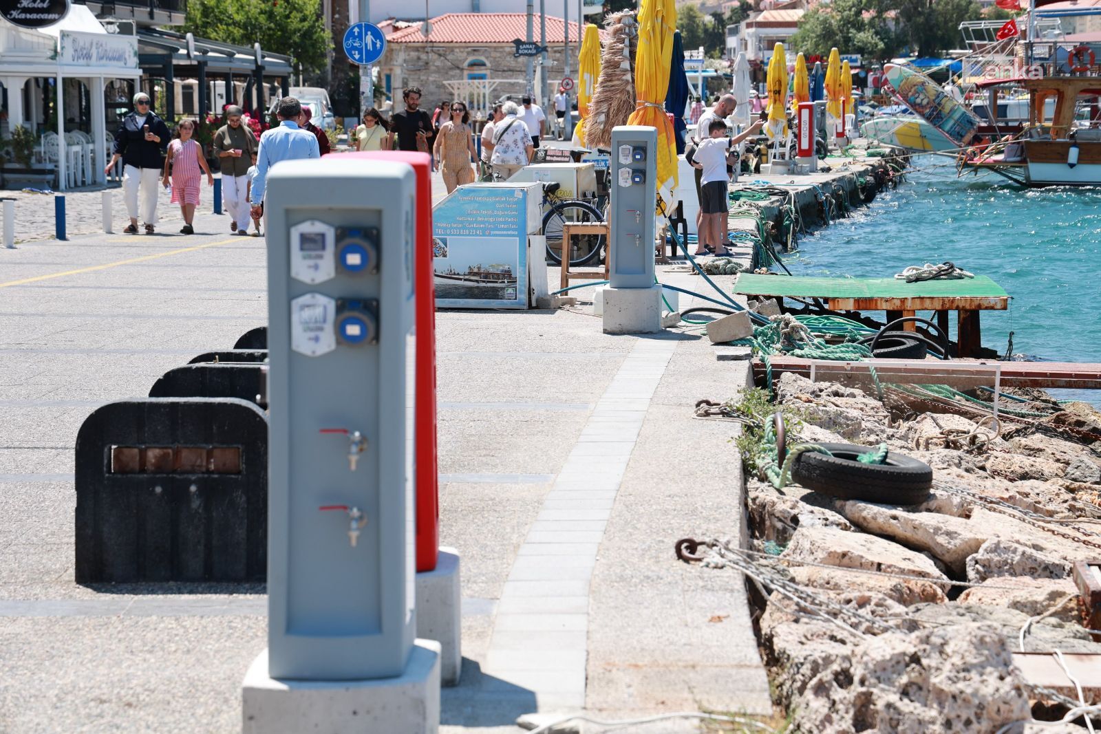 Foça'da Büyükdeniz ve Küçükdeniz rıhtımları 8 milyon liralık yatırımla yenilendi