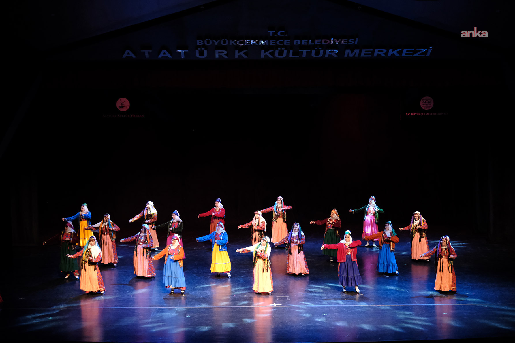 Büyükçekmece Belediyesi Altınköprü Halk Dansları Topluluğu'ndan yıl sonu gösterisi