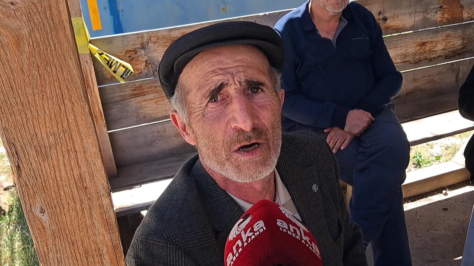 Artvin’de, Şavşat Deresi’ne devrilen kamyonetteki baba ve oğlu aranıyor