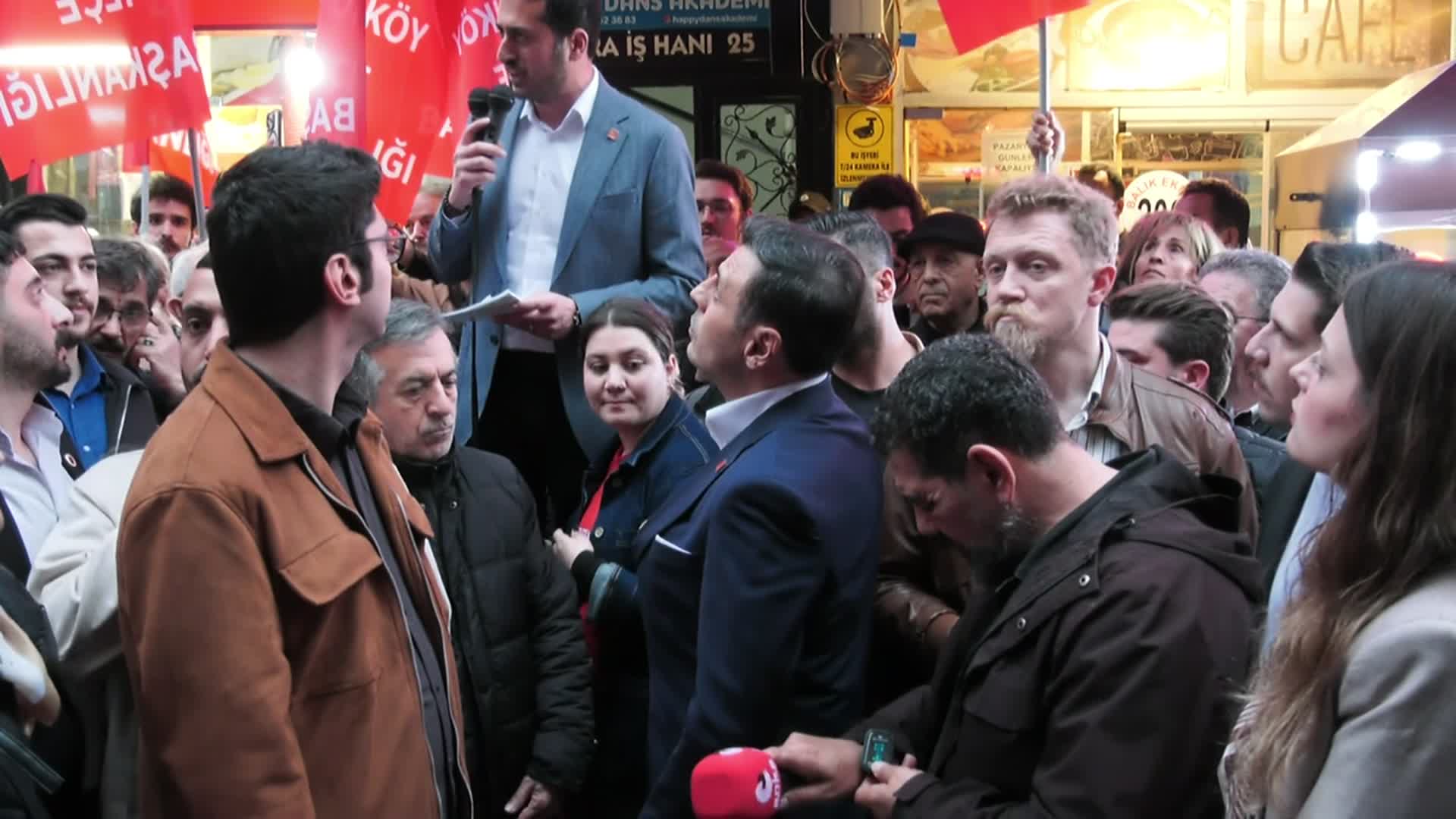 Kadıköy'de "mutlak butlan" protestosu... Özgür Çelik: 90'lardaki gibi, solu bölerek, toplumsal muhalefeti dağıtarak tükenmiş iktidarlarını sürdürmek istiyorlar