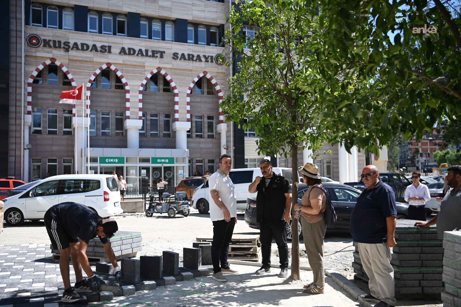 Kuşadası Belediyesi Başkan Vekili Demirtaş, yol çalışmalarını yerinde inceledi