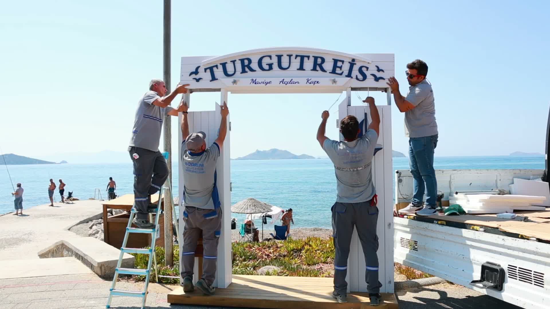 "Maviye Açılan Kapı" Bodrum Turgutreis Sahili'nde yerini aldı