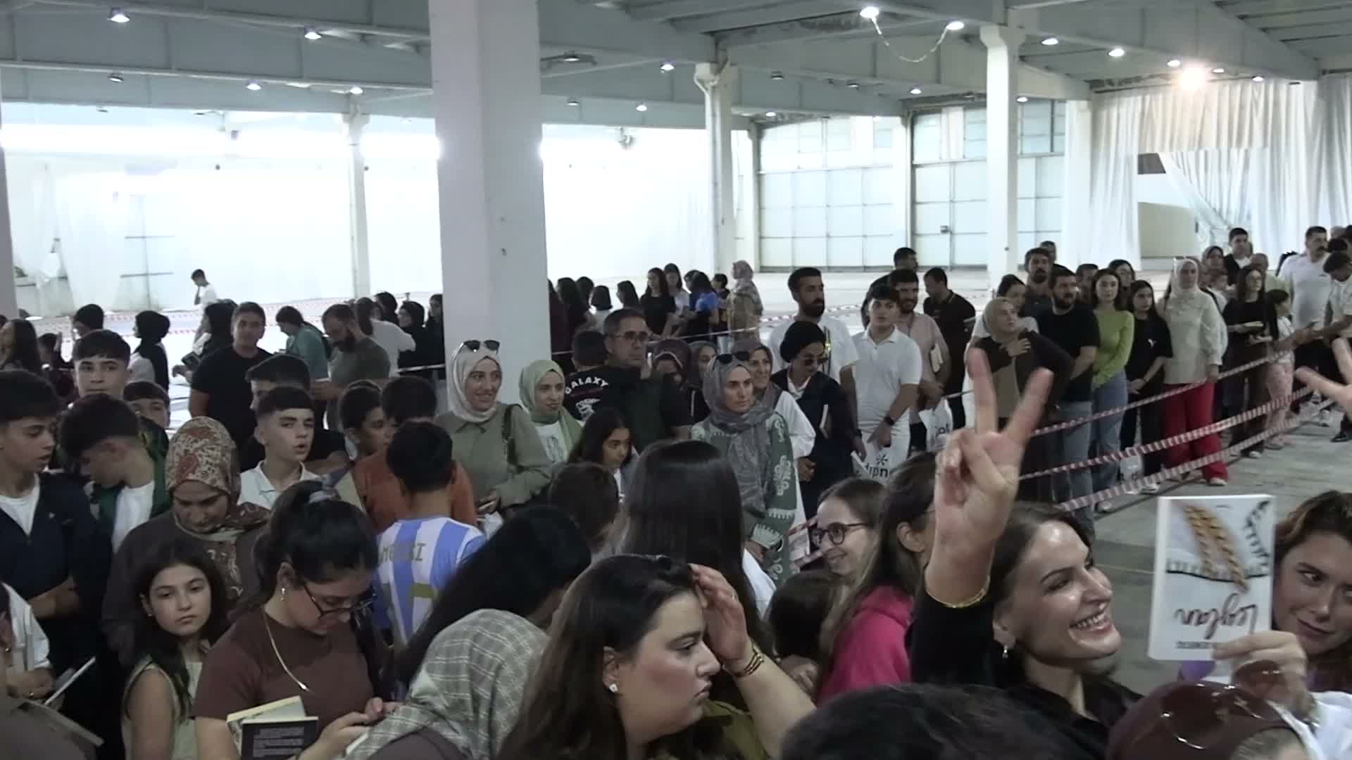Başak Demirtaş, Selahattin Demirtaş’ın kitaplarını imzaladı: “En yakın zamanda o da aramızda olacak”
