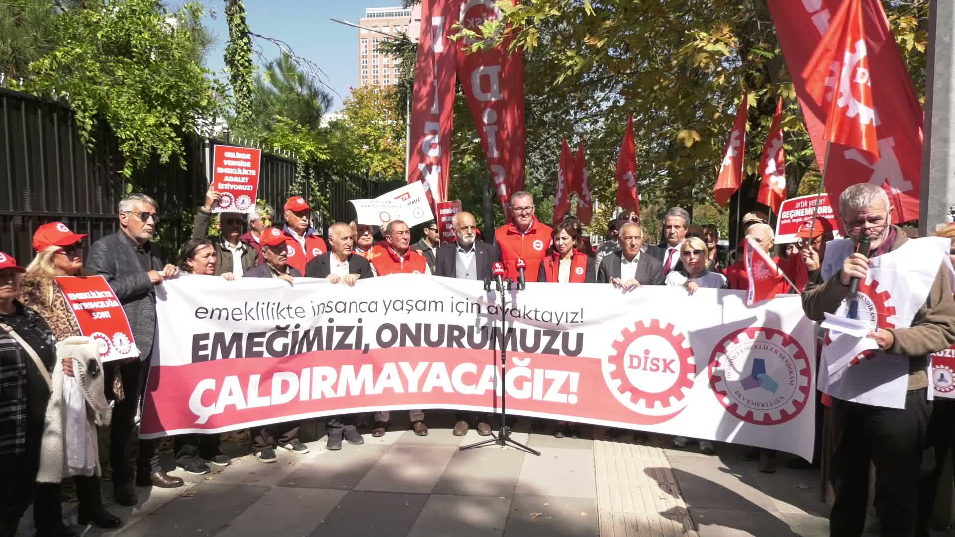Devrimci Emekliler Sendikası'ndan TÜİK önünde açıklama: "Kök aylık kurnazlığına, sefalet tabanına derhal son verin"