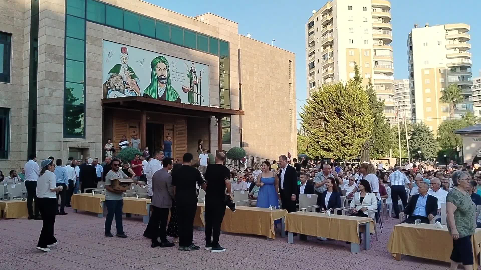 Vahap Seçer: Mersin aşure gibidir, her yaşam biçiminden insanların kardeşçe yaşadığı bir kentteyiz