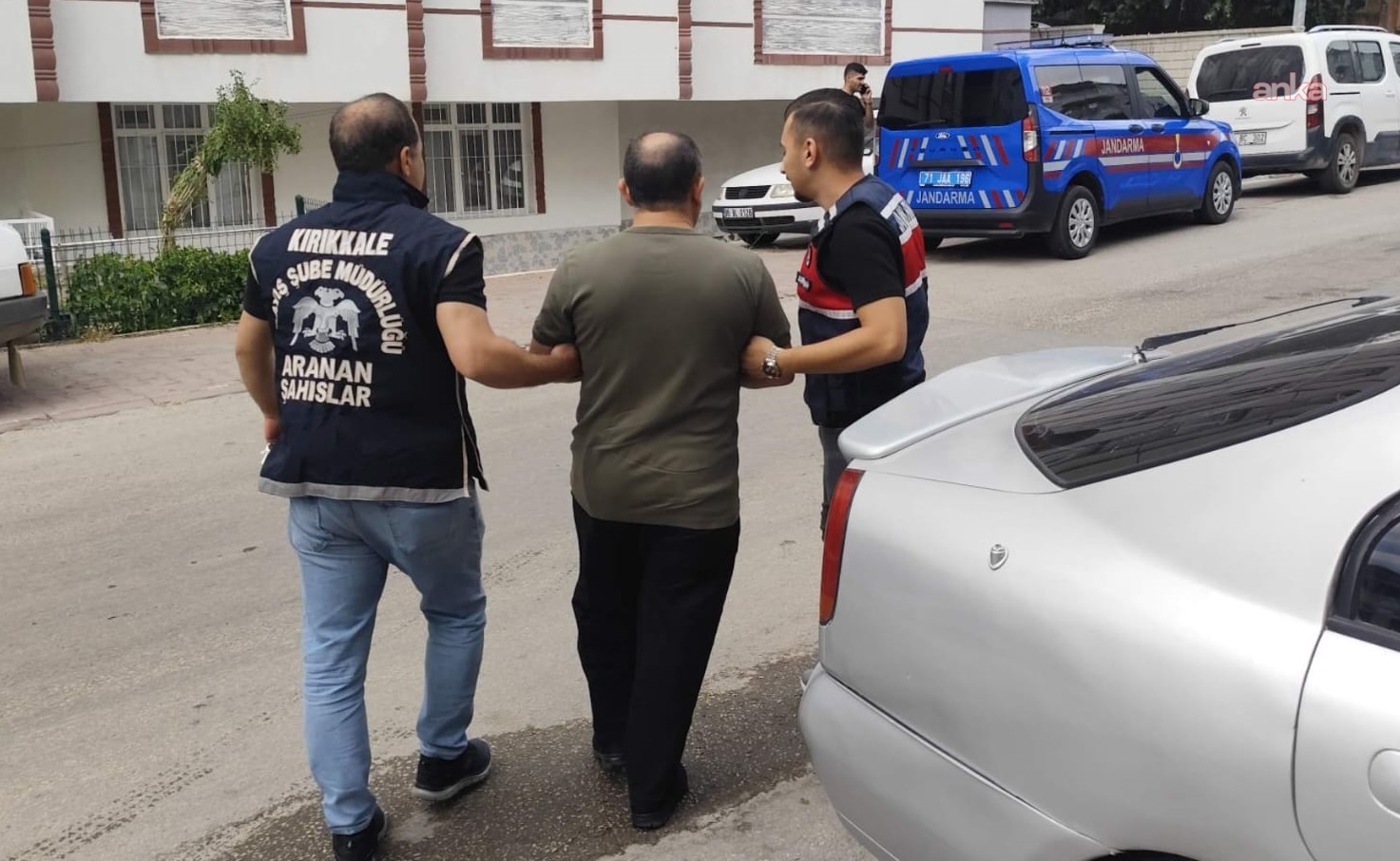 Kırıkkale'de göçmen kaçakçılığı suçundan aranan 2 hükümlü yakalandı