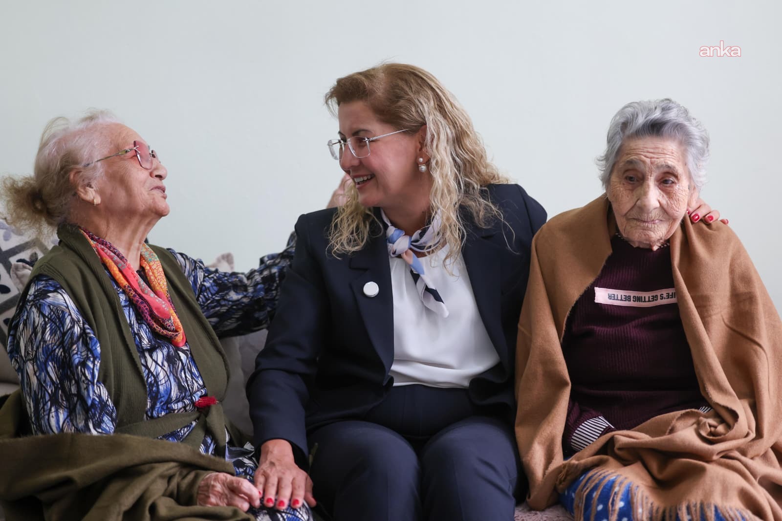 Bakırköy Belediye Başkanı Ovalıoğlu'ndan Dünya Yaşlılar Günü’nde iki kız kardeşe ziyaret