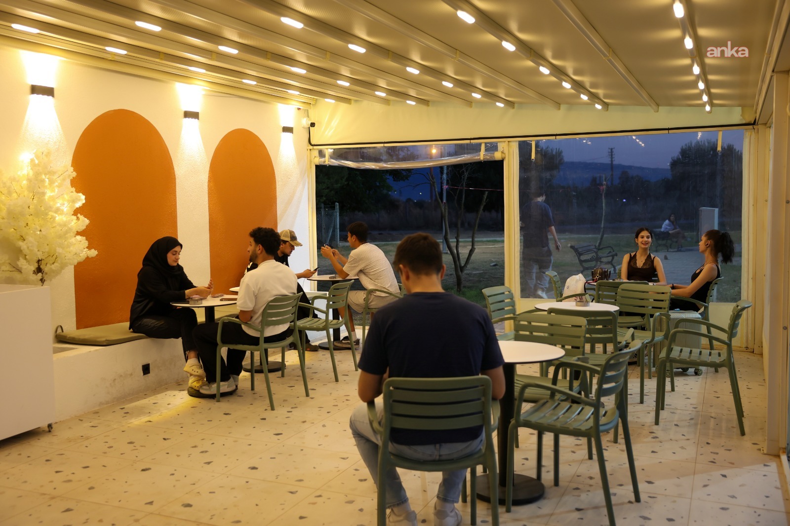 Efeler Belediyesi'nin Yurt Kafe ve Işıklı Parkı'na öğrencilerden yoğun ilgi