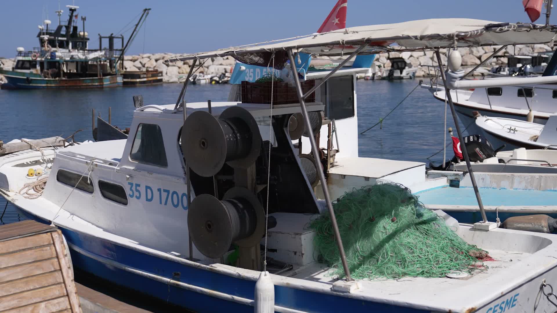 İzmir Büyükşehir Belediyesi'nden kıyı balıkçılarına yaprak buz makinesi desteği