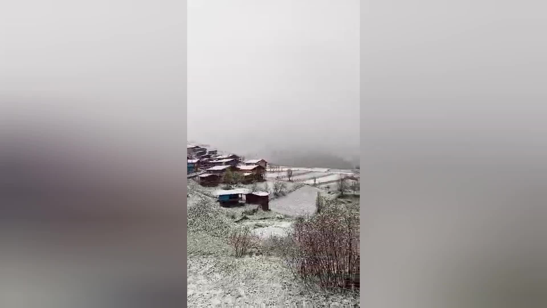 Şavşat’a kar yağdı: Yukarı Maden köyü beyaza büründü