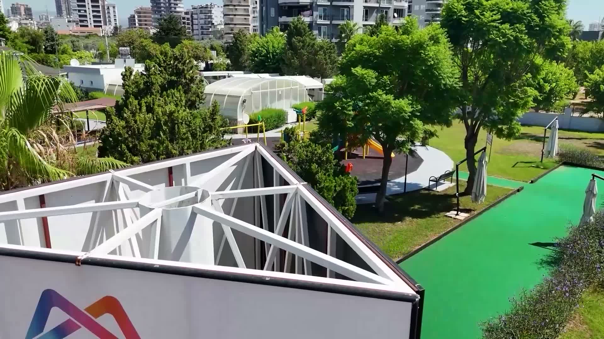 Mersin’de özel gereksinimli bireylere yaz sıcaklarında havuz imkanı