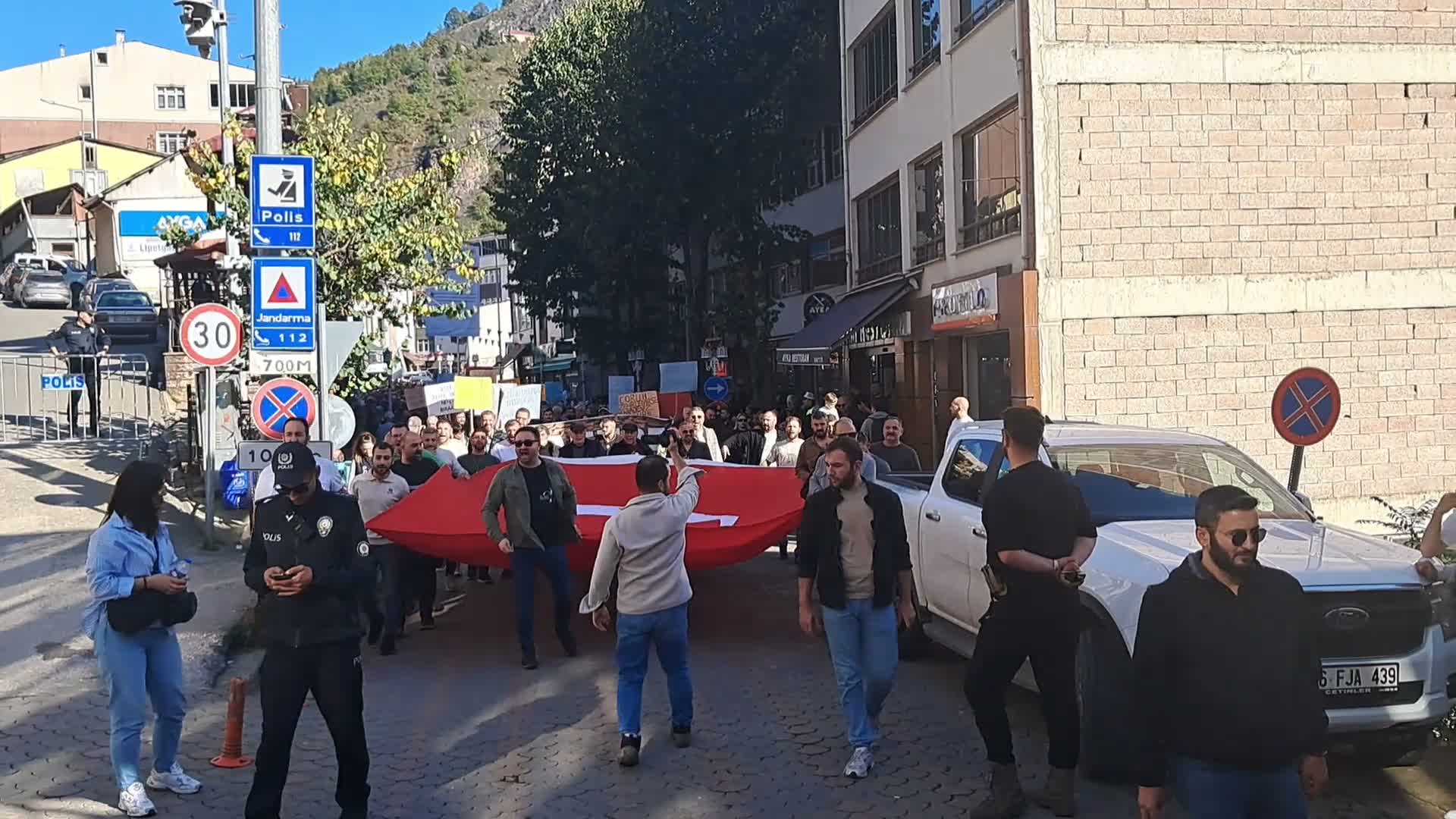 Murgul'da "Siyanüre Hayır" yürüyüşü: "Hanginiz çocuğunuzun saçının telini paraya değişirsiniz?"