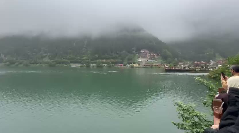 Uzungöl'de çantasını almak isterken göle düşen turisti kurtarmak isteyen 2 kişi boğulma tehlikesi geçirdi, kayıp bir kişi aranıyor