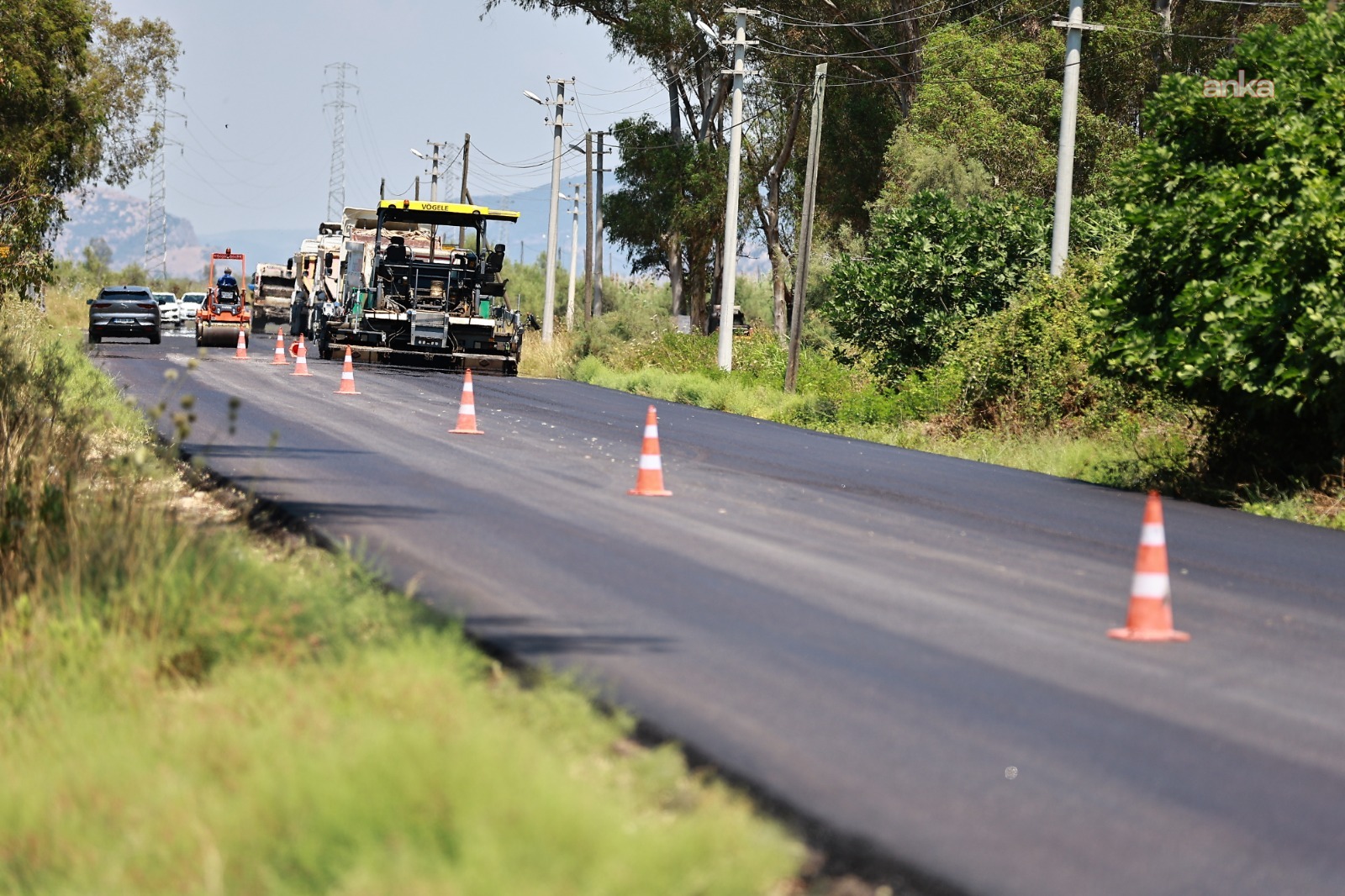 İZBETON ekipleri Efes Selçuk'ta yolları yeniliyor
