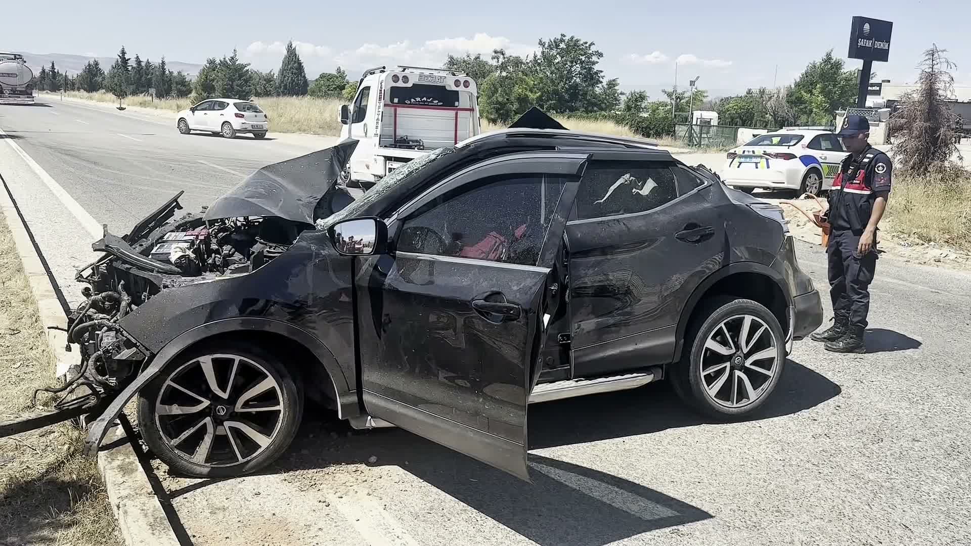 Tıra arkadan çarpan otomobil hurdaya döndü: 1 ağır yaralı