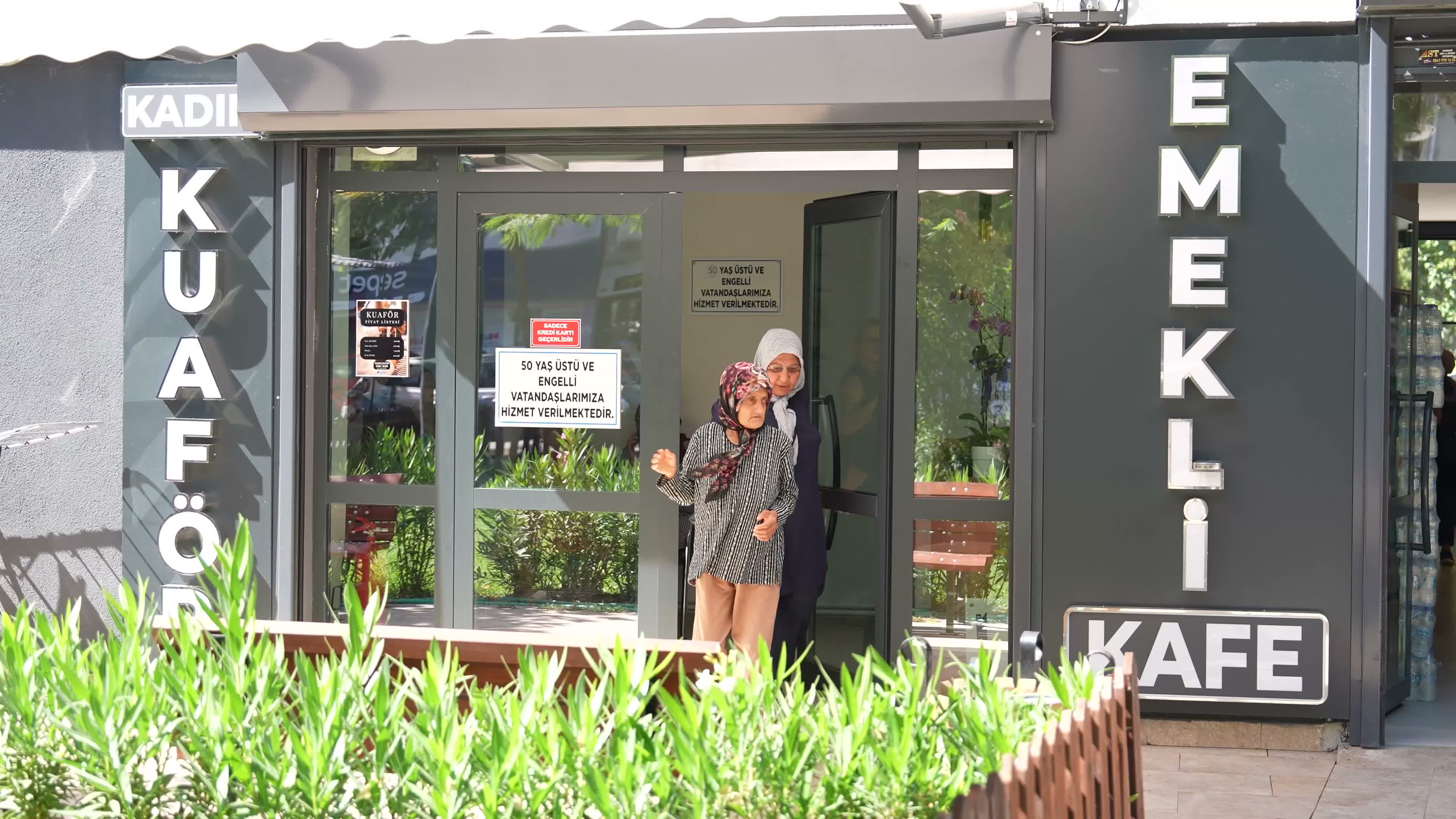 Manisa Büyükşehir Belediyesi Emekli Kafe’de "kuaför ve berber" hizmeti başladı