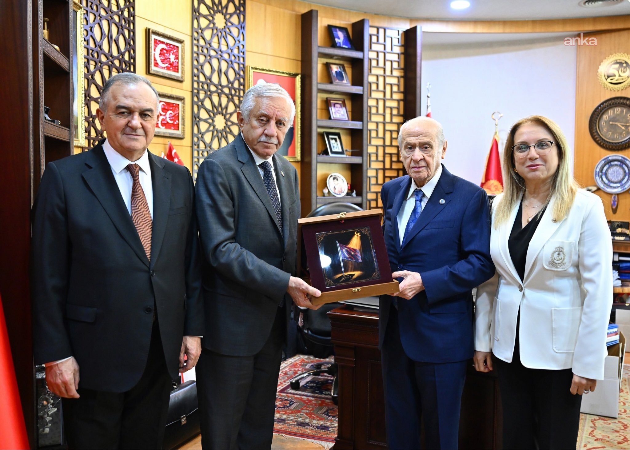 MHP TBMM Grubu'ndan Devlet Bahçeli'ye ziyaret: "Lider Ülke Türkiye" temalı hediye takdim edildi