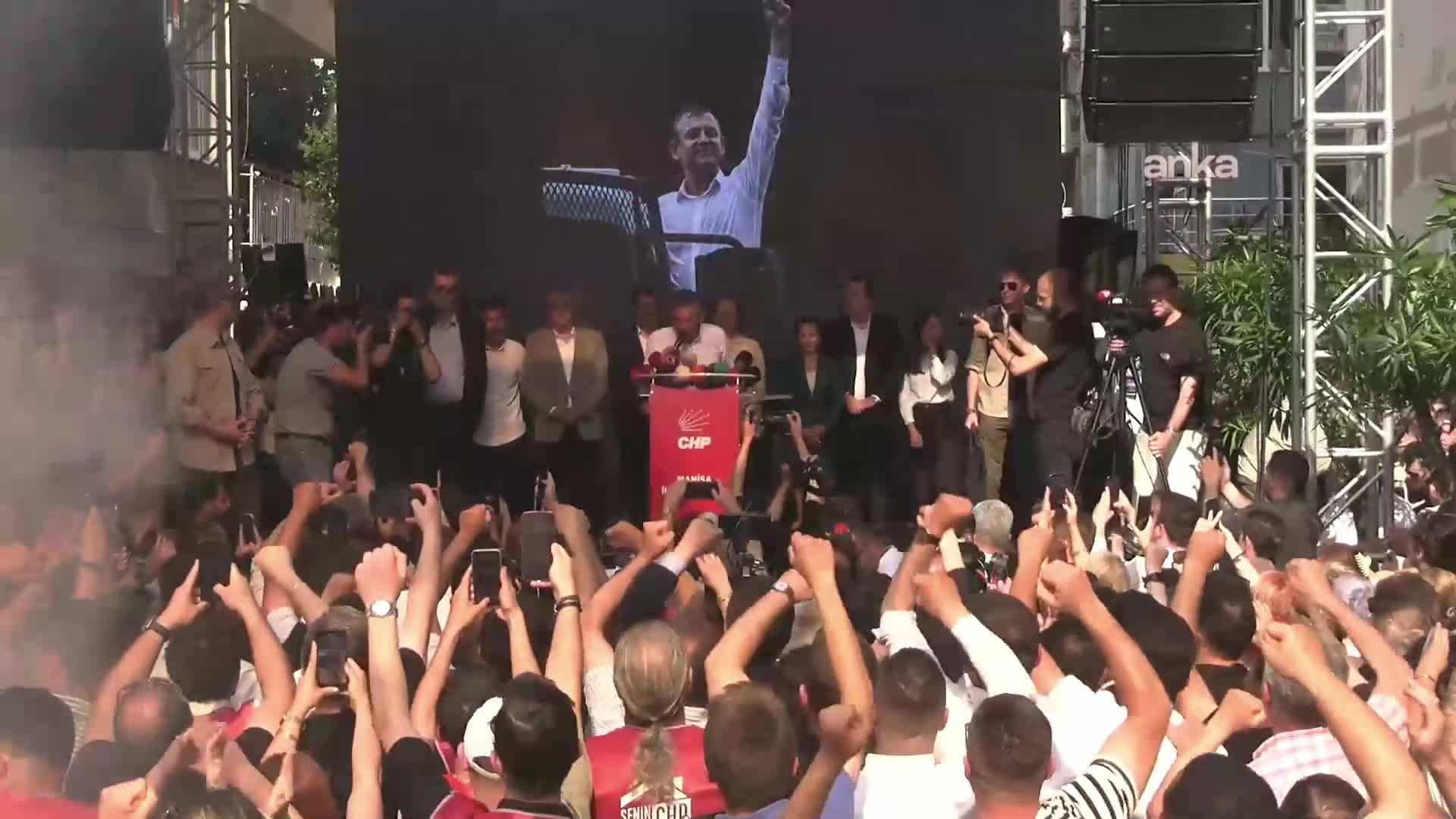 Özgür Özel Manisa'da... Özel: "Bizim elimizi sıkmayanlar, arka tarafta Saray rejimiyle anlaştılar"