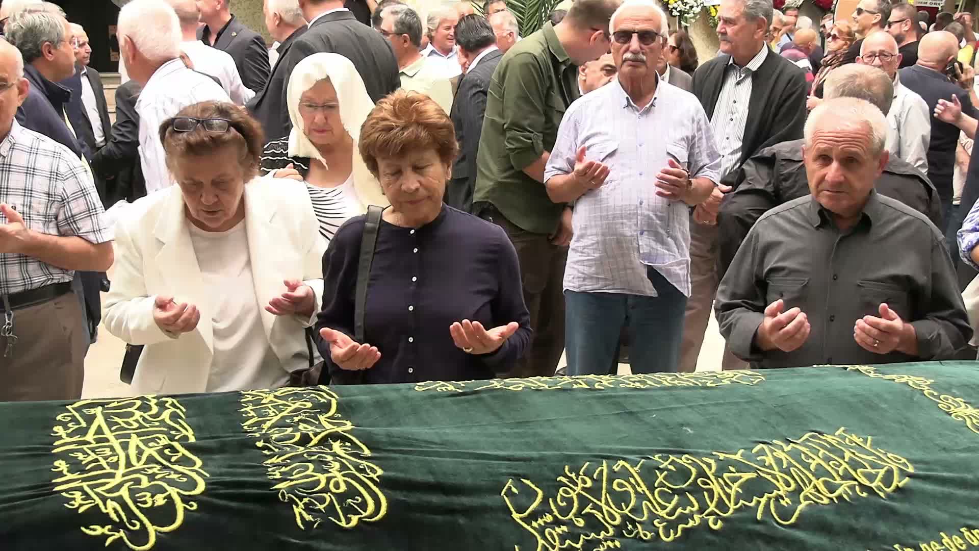 Eski İzmir Büyükşehir Belediye Başkanı Burhan Özfatura son yolculuğuna uğurlandı