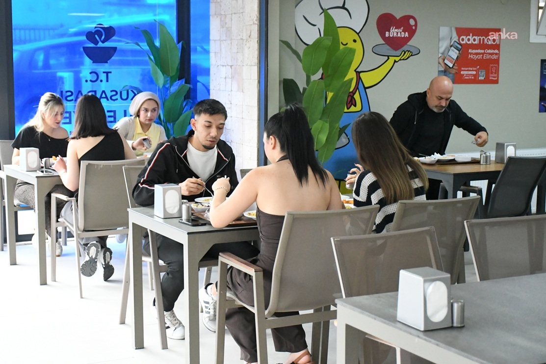 Kuşadası Belediyesi Kent Lokantası'nda, dört çeşit yemek 140 TL
