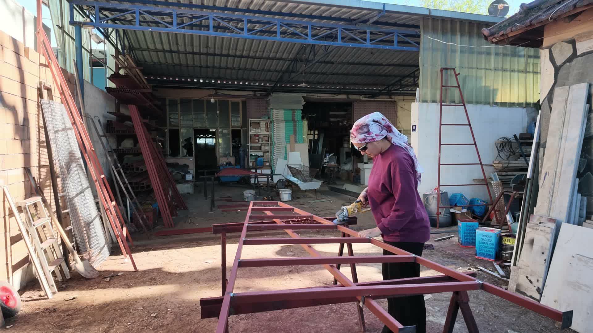 Eşine destek olmak için başladığı işte demir ve mobilya ustası oldu