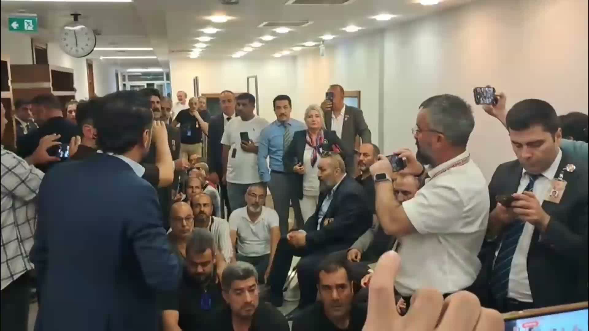 Er gaziler ile şehit yakınları komisyon salonu önünde eylem yaptı