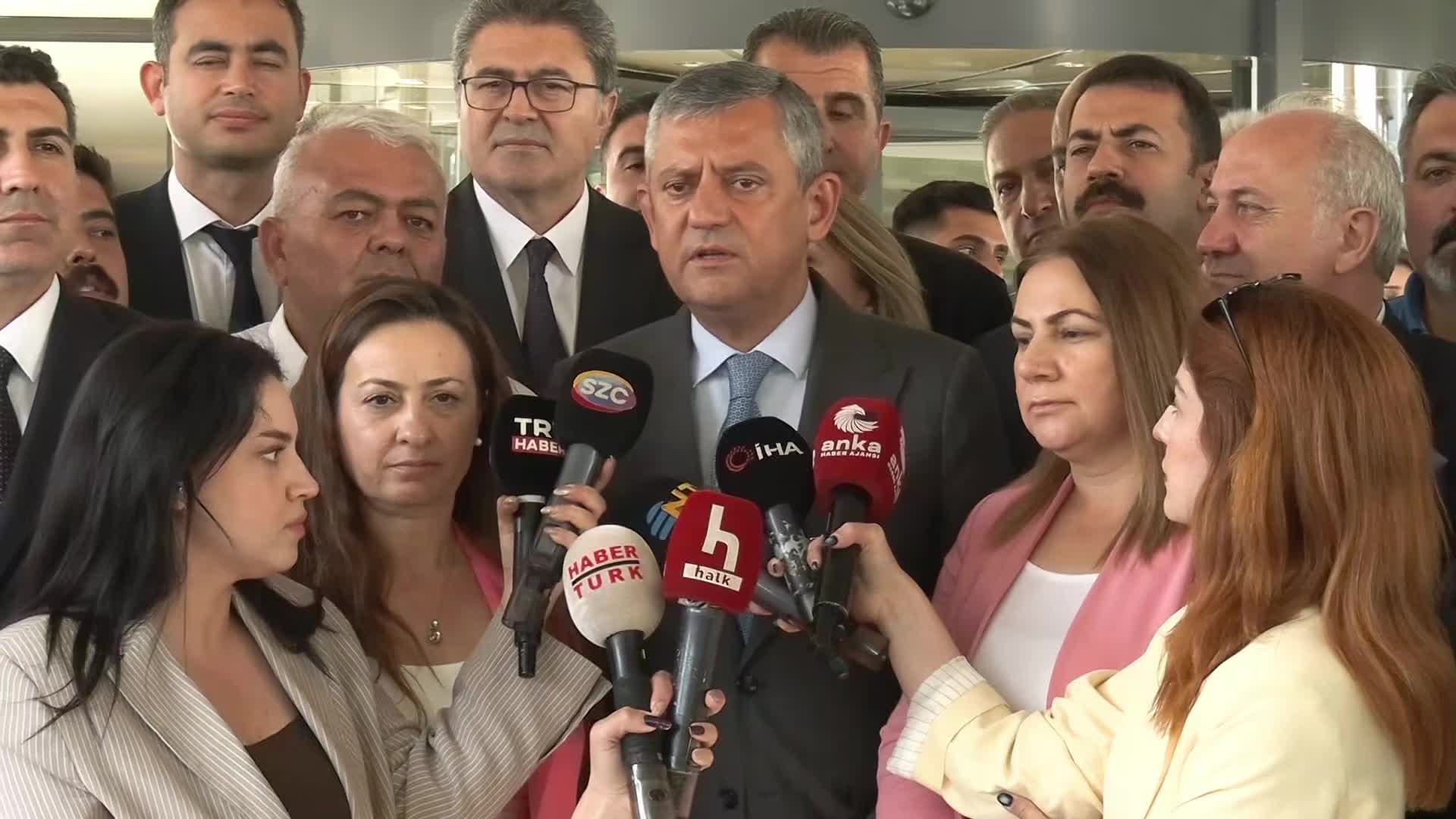 Özgür Özel: Partililerimizi görevden alınan il başkanlıklarımıza davet ediyorum