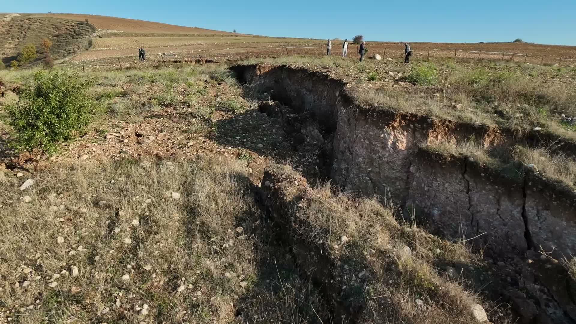 Yozgat’ta tarım arazisinde derin yarıklar oluştu