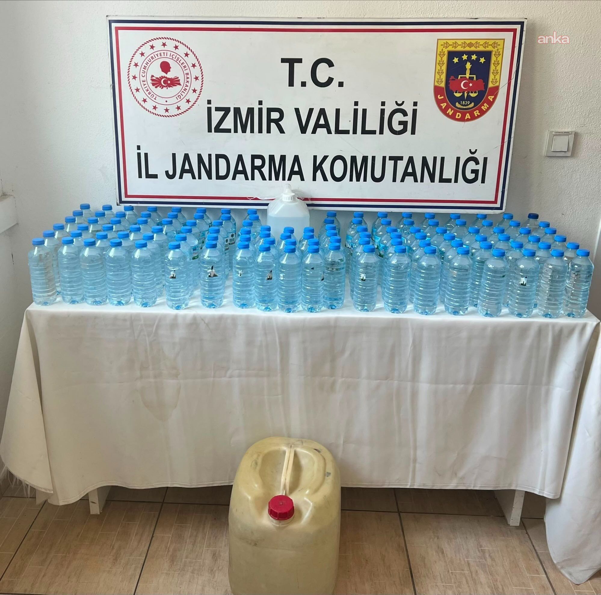 İzmir'de jandarma ekipleri 7 saatlik denetimde 6 bin 989 kişiyi sorguladı, 1085 litre etil alkol ele geçirdi