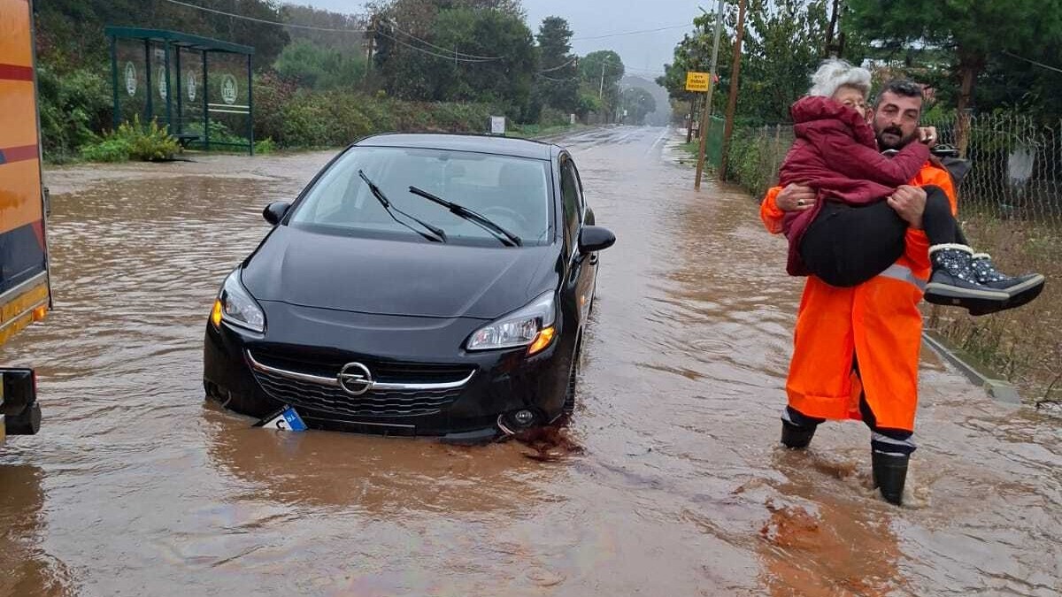 Sağanak ve fırtına İstanbul'da etkisini sürdürüyor