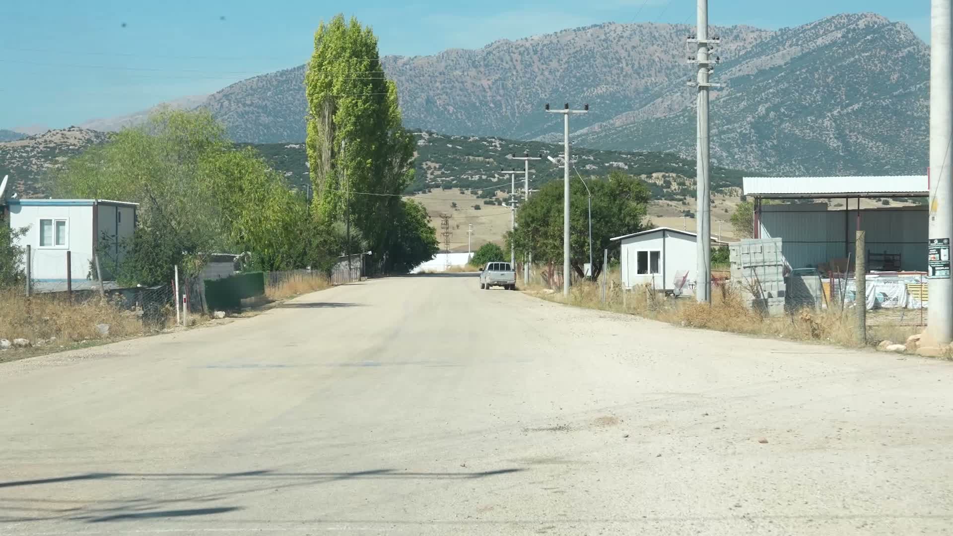 Antalya Büyükşehir Belediyesi'nden Elmalılı üzüm üreticilerine makine desteği