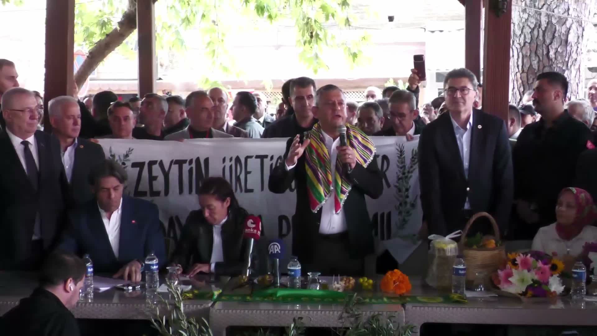 Özgür Özel, Balıkesir'de zeytin üreticisiyle buluştu: "Antik çağlardan beri ilk kez zeytin üreticisi bu kadar perişan durumda"