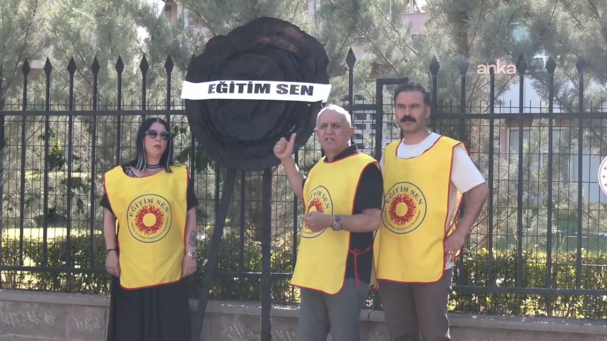 Eğitim Sen'den MEB binasına siyah çelenk
