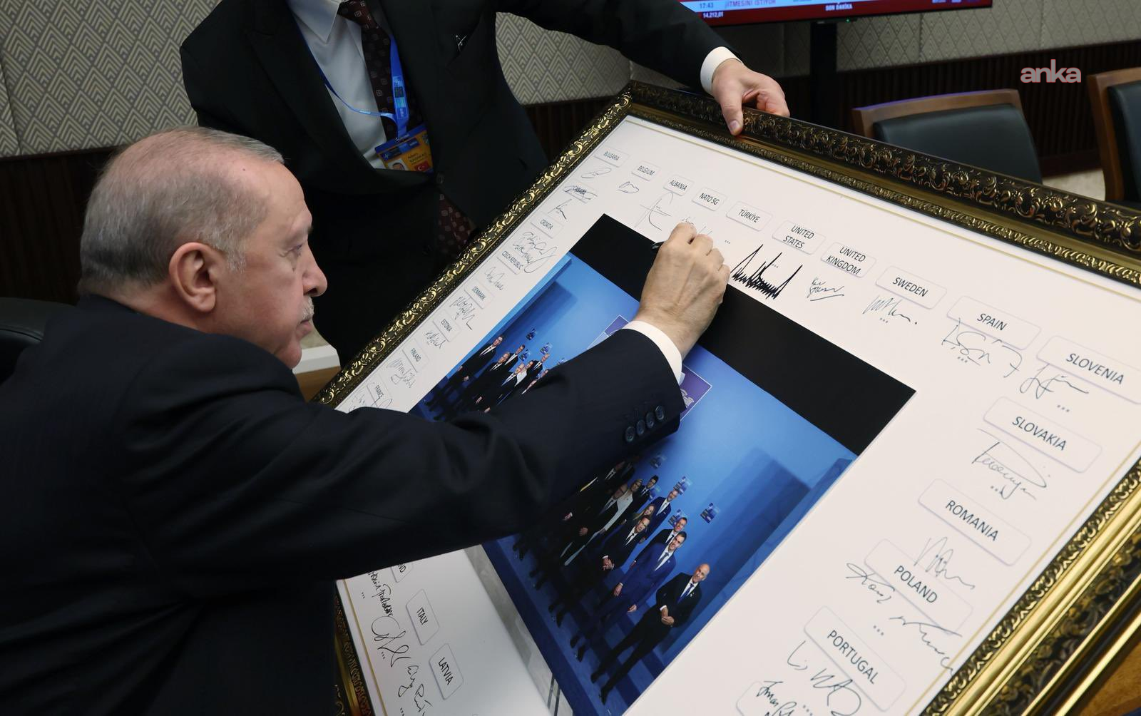 Cumhurbaşkanı Erdoğan, NATO Zirvesi'ne katılan liderlerin imza attığı tabloyu imzaladı