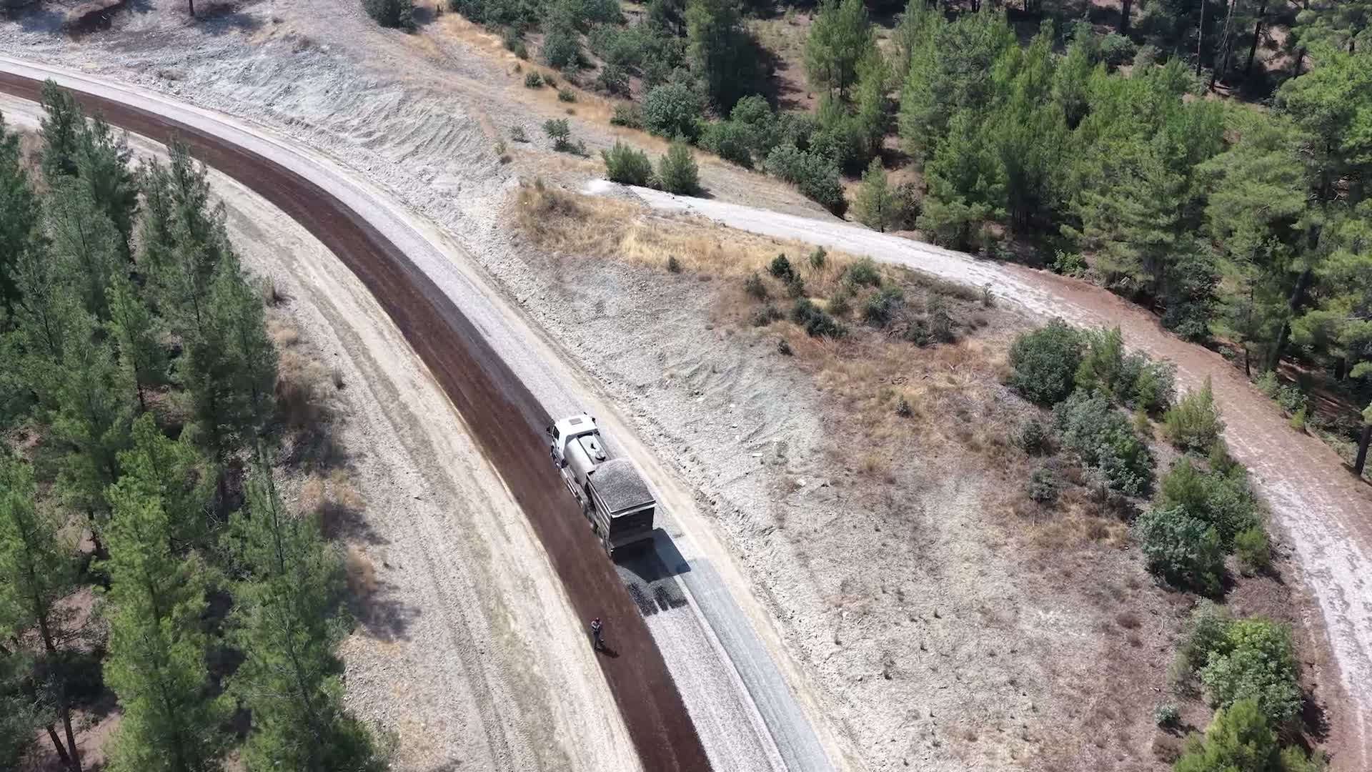 Balıkesir Büyükşehir Belediyesi'nden Dursunbey'de 15 kilometrelik sathi kaplama çalışması