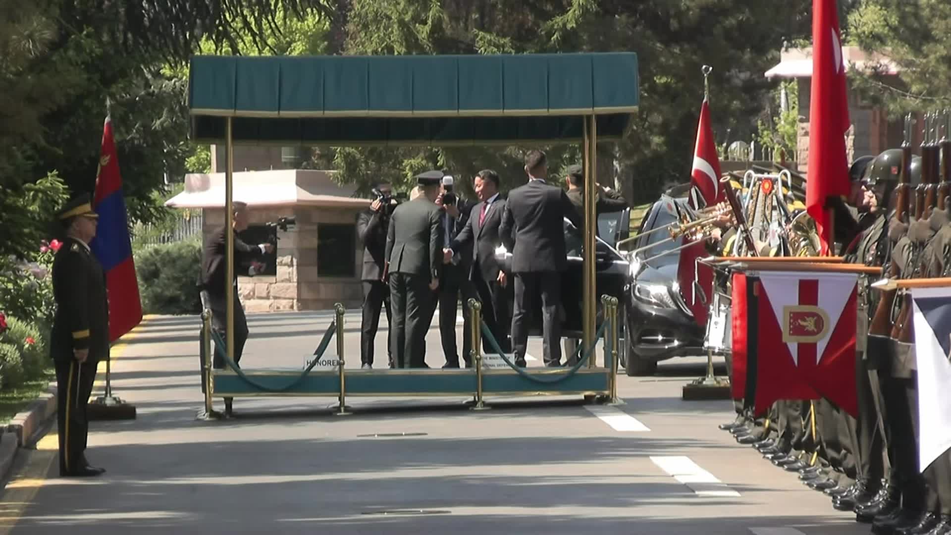 Milli Savunma Bakanı Güler, Moğolistan Savunma Bakanı Damba ile bir araya geldi
