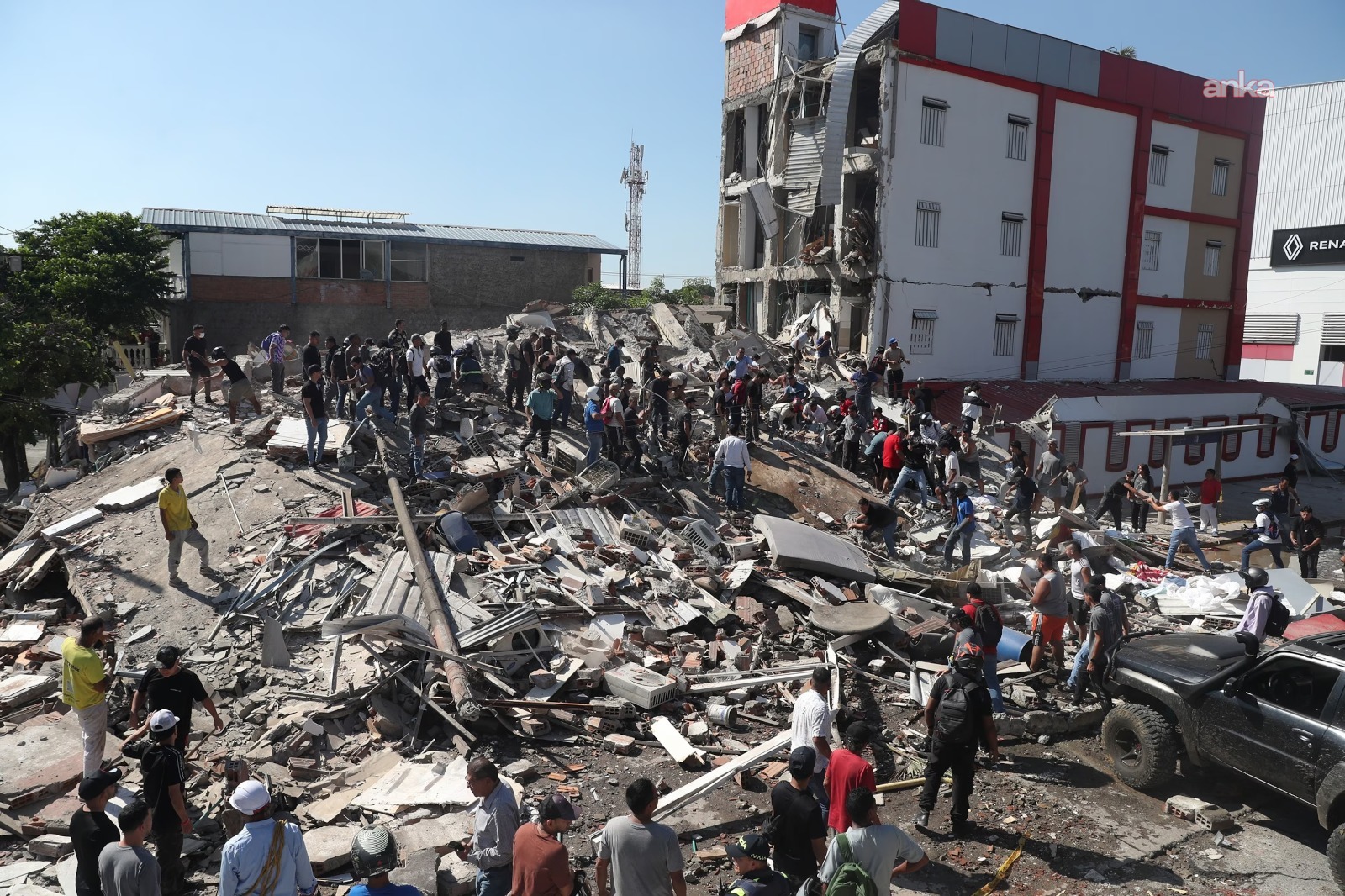 Kolombiya'da 7,4 büyüklüğünde deprem: 111 kişi hayatını kaybetti