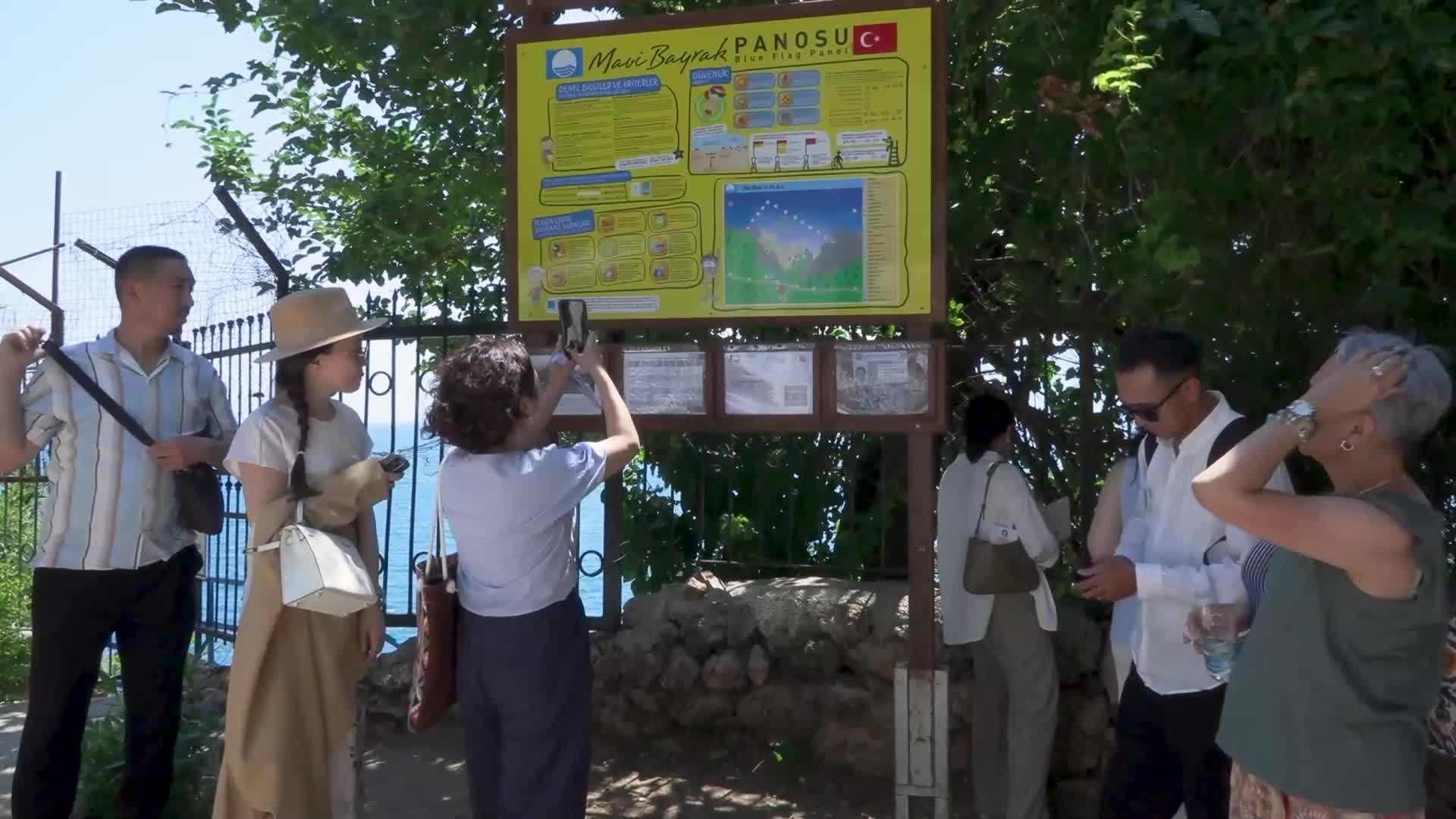 Kırgızistan heyeti, Muratpaşa Belediyesi’nin İnciraltı Plajı'nı inceledi