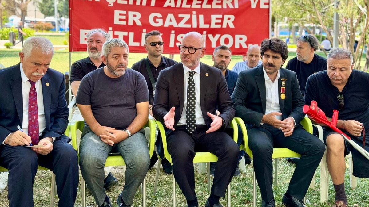 "Şehit ailelerimizin haklı mücadelesinde yanlarında olmaya devam edeceğiz"