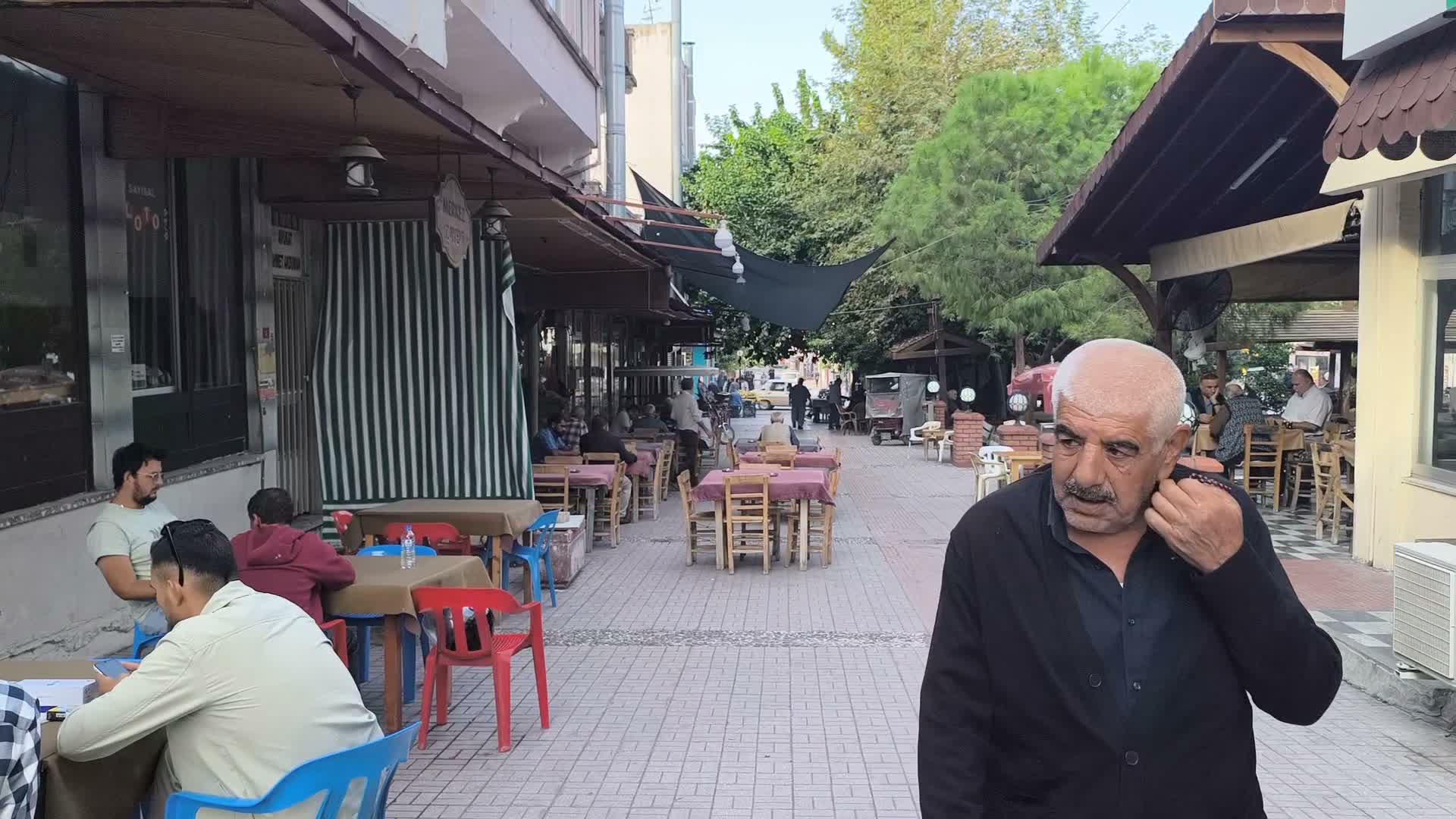Kadirli’de emekliler aylıklarına tepki gösterdi: “Adamların cebinde çay parası yok”