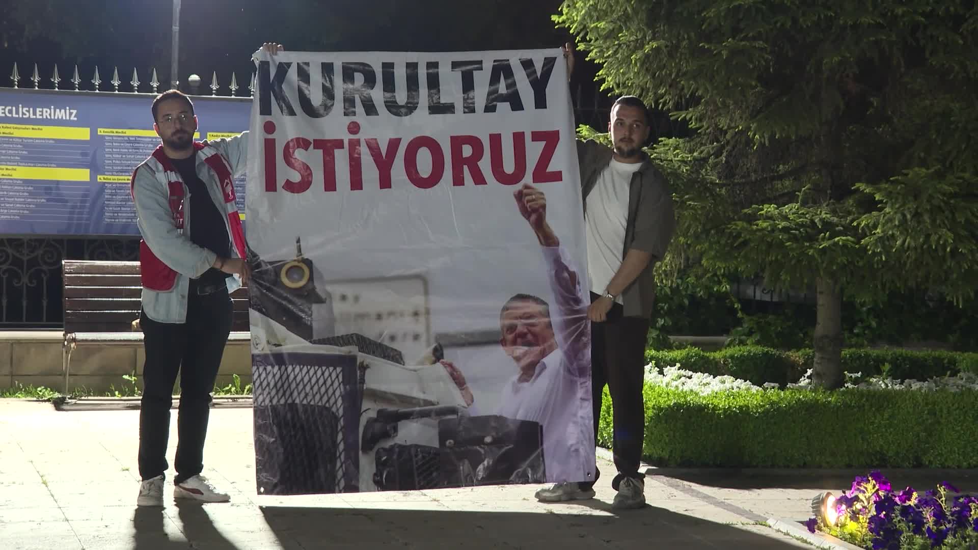 Özgür Özel, Halk TV çıkışında gençler tarafından uğurlandı