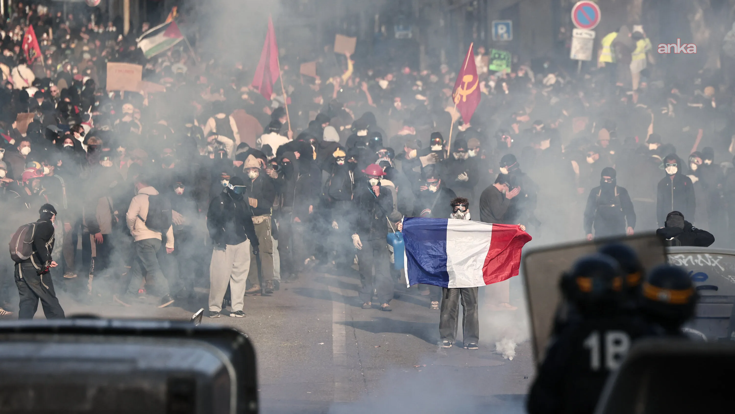 Fransa'da "hayat pahalılığı ve eğitim koşullarına karşı" protestolar sürüyor