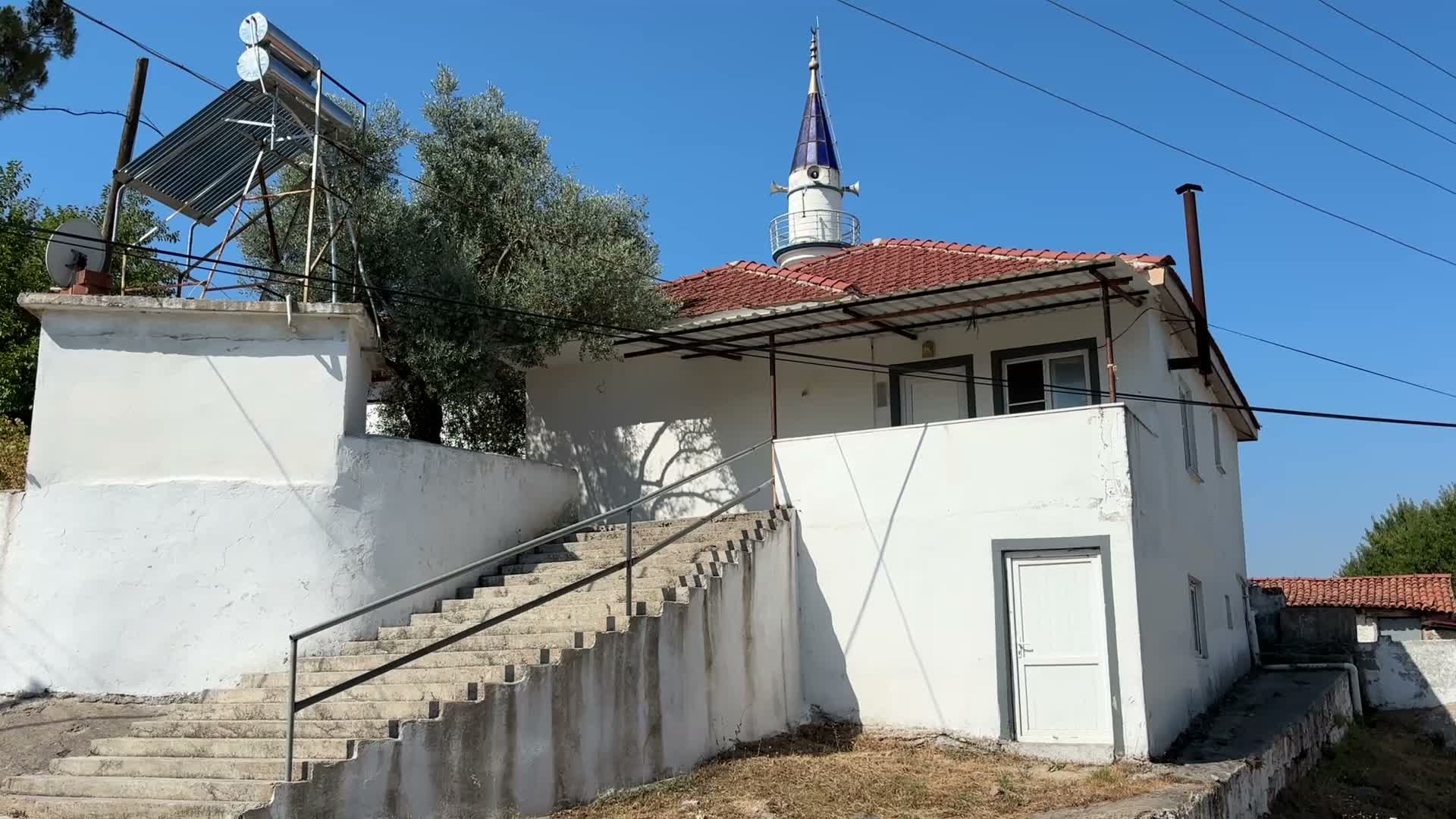 Menteşe'de istifa eden imamın "çöp evi" belediye tarafından temizlendi