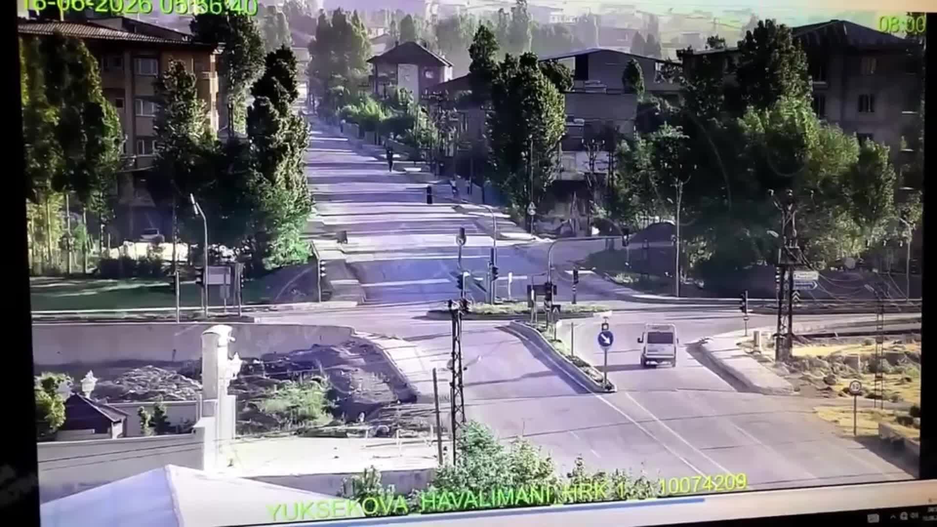 Hakkari’de 3 kişinin öldüğü trafik kazası anı güvenlik kamerasına yansıdı